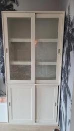 Witte vitrine kast met schuifdeuren, Ophalen, 100 tot 150 cm, Modern, 25 tot 50 cm