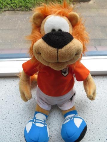 Loeki de Leeuw Loekie Geesink Studio Anna Club Plush voetbal beschikbaar voor biedingen