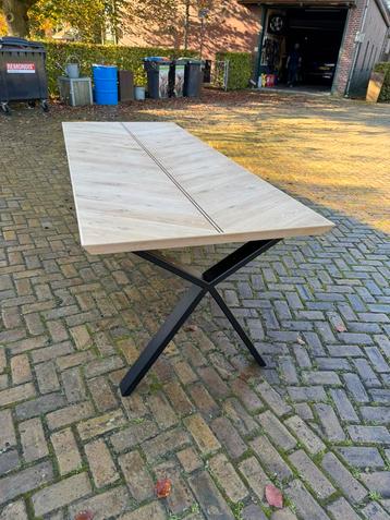 Unieke tafel ( uit voorraad )  beschikbaar voor biedingen