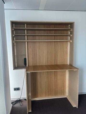 Hoge houten kast + bureau