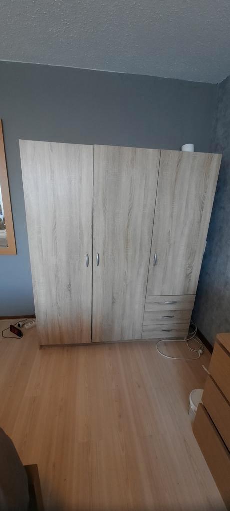 Keurige, stevige kledingkast van net een jaar oud., Huis en Inrichting, Kasten | Kledingkasten, Zo goed als nieuw, 150 tot 200 cm