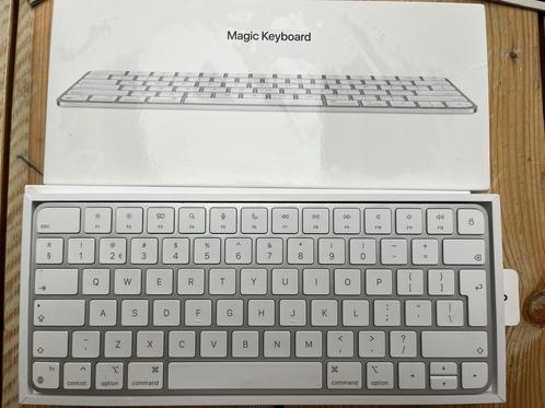 Twee Apple Magic Keyboard (A1644), Computers en Software, Toetsenborden, Zo goed als nieuw, Ophalen of Verzenden