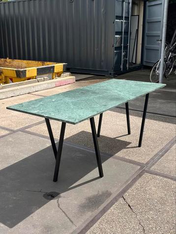 Moderne tafel - Groen marmer blad & zwarte stalen poten beschikbaar voor biedingen
