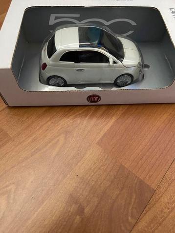 Pc muis in de vorm van een Fiat 500 auto (+ 2 muismatjes) beschikbaar voor biedingen