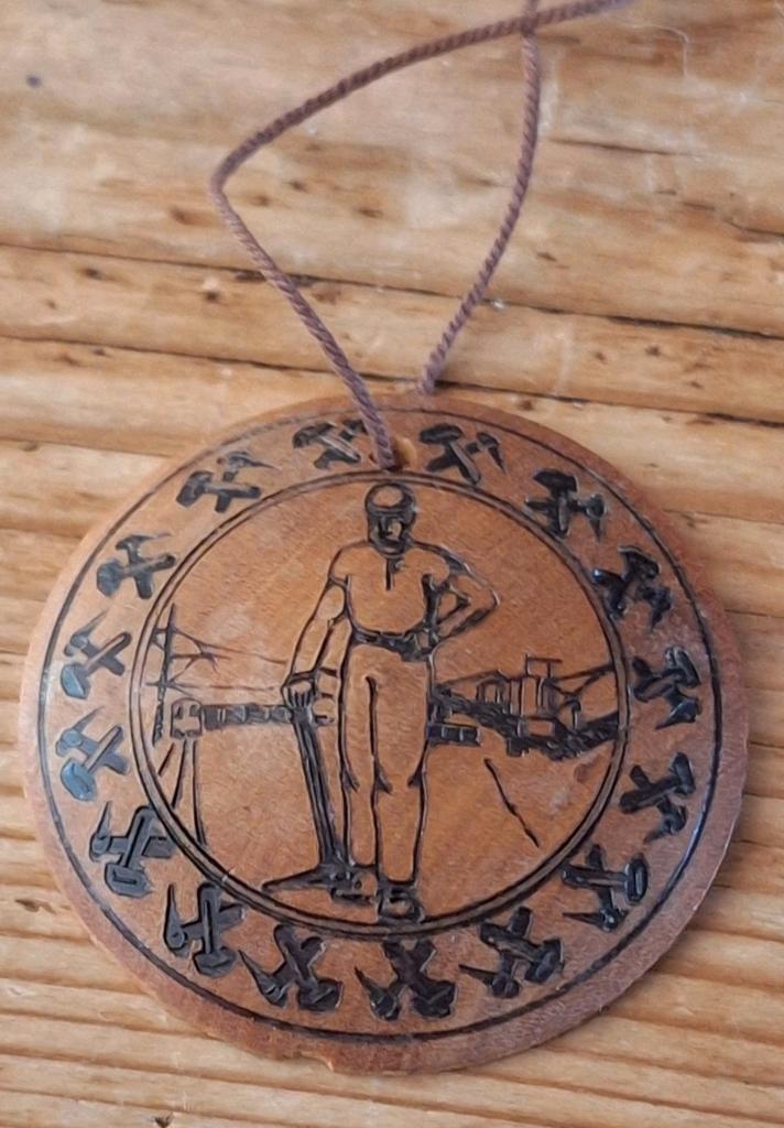 Herinneringscentrum medaillon uit de mijnbouw WHW?., Sieraden, Tassen en Uiterlijk, Kettinghangers, Zo goed als nieuw, Overige materialen