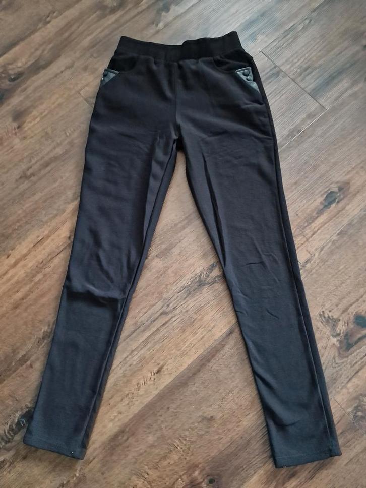 Zwarte broek met lederlook details - S/M, Kleding | Dames, Broeken en Pantalons, Zo goed als nieuw, Maat 36 (S), Zwart, Lang, Ophalen of Verzenden