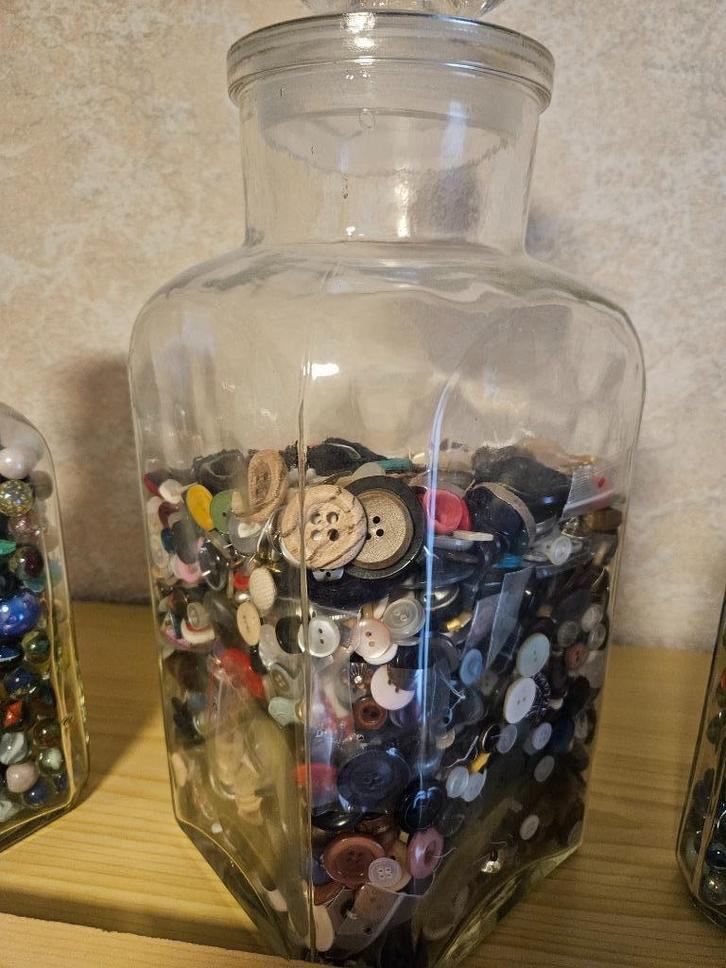 grote glazen vintage stolp pot gevuld met knopen, Huis en Inrichting, Woonaccessoires | Stolpen, Zo goed als nieuw, Ophalen