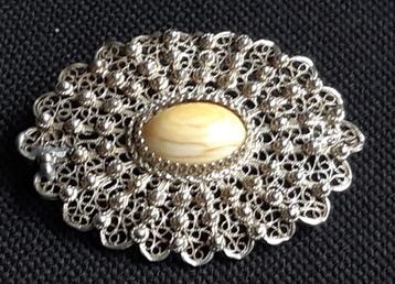 Vintage broche filigrain zilver met steen beschikbaar voor biedingen
