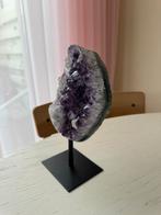 Paarse amethist op zwart standaard, Ophalen of Verzenden, Mineraal