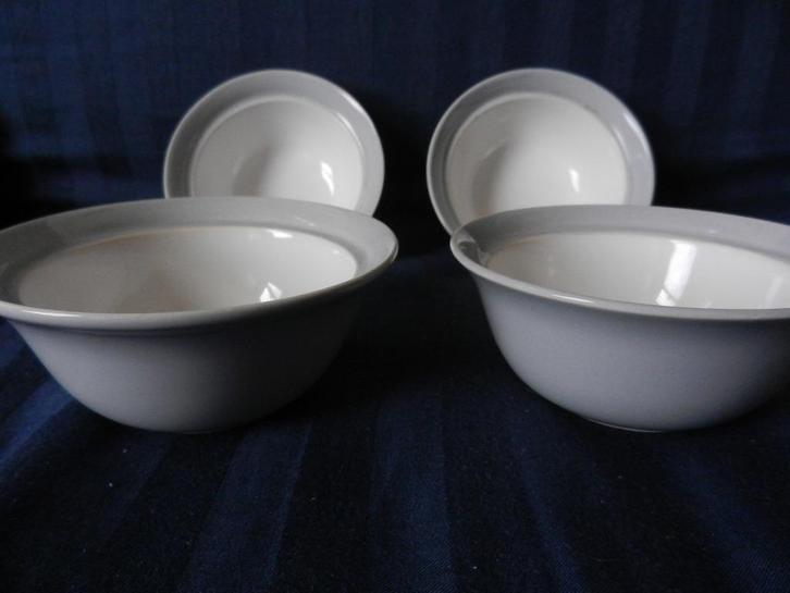 Vier kommen Potterie De Driehoek Huizen servies F250 nw.st., Huis en Inrichting, Keuken | Servies, Nieuw, Kom(men), Overige stijlen