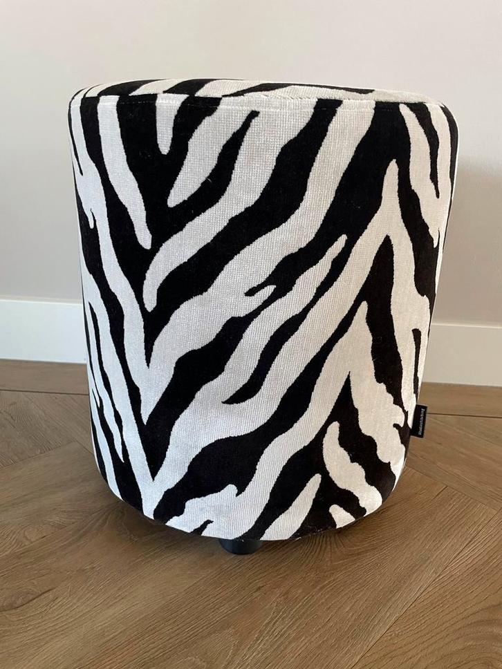 Prachtige poef meubelstof zebraprint, Huis en Inrichting, Banken | Voetenbanken en Poefen, Nieuw, Minder dan 50 cm, Rond, Stof