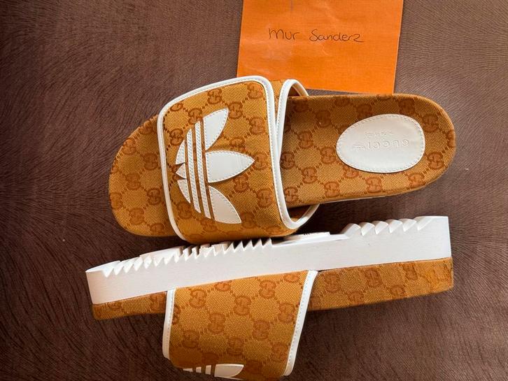 Gucci x Adidas Sandalen - Maat 42 - Nieuw!, Kleding | Dames, Schoenen, Nieuw, Sandalen of Muiltjes, Bruin, Ophalen