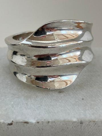 Brede zilveren ring beschikbaar voor biedingen