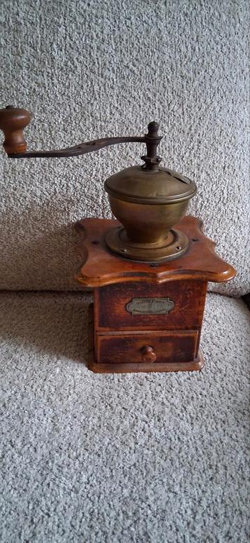 Antieke Koffiemolen met La beschikbaar voor biedingen