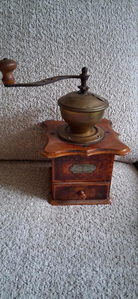 Antieke Koffiemolen met La, Antiek en Kunst, Antiek | Keukenbenodigdheden, Ophalen of Verzenden