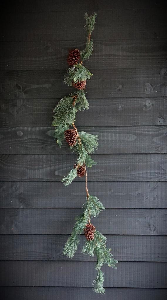 Guirlande kunstgroen met dennenappels., Diversen, Kerst, Nieuw, Ophalen of Verzenden