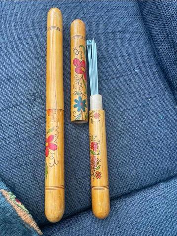 2 Brocante breinaalden houder met breinaalden beschikbaar voor biedingen