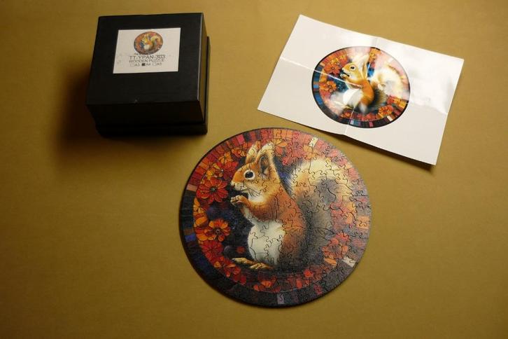 Houten ronde puzzel (A4) '' EEKHOORN '' + poster 105 st., Hobby en Vrije tijd, Denksport en Puzzels, Zo goed als nieuw, Legpuzzel