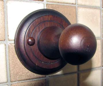 Bruine houten badkameraccessoires beschikbaar voor biedingen