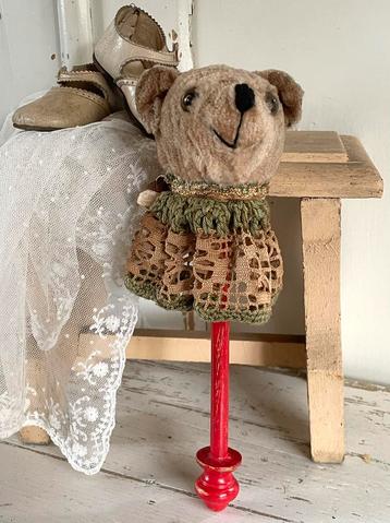 Brocante oud beren hoofdje op houten stokje beschikbaar voor biedingen