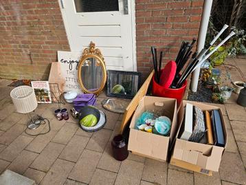 Rommelmarktspullen, spiegels, dienbladen, borrelplank beschikbaar voor biedingen