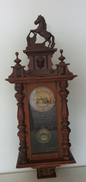 Oude hang klok met slinger  beschikbaar voor biedingen