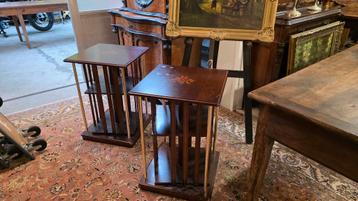 2 identieke boekenmolens/ bijzettafels beschikbaar voor biedingen