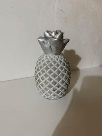 Betonnen ananas beschikbaar voor biedingen