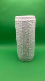 Witte vaas met reliëf van KPM Bavaria., Verzamelen, Ophalen of Verzenden, Gebruikt