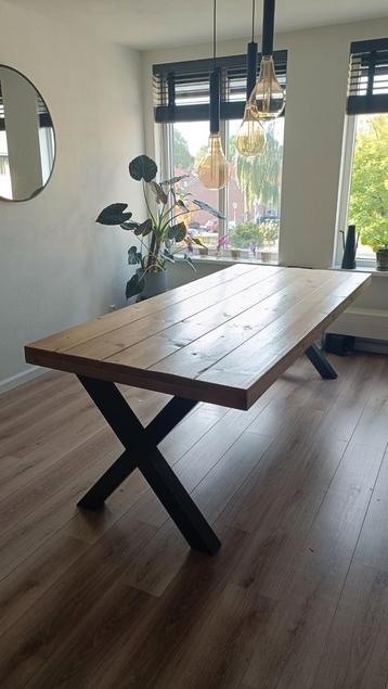 Mooie eettafel beschikbaar voor biedingen