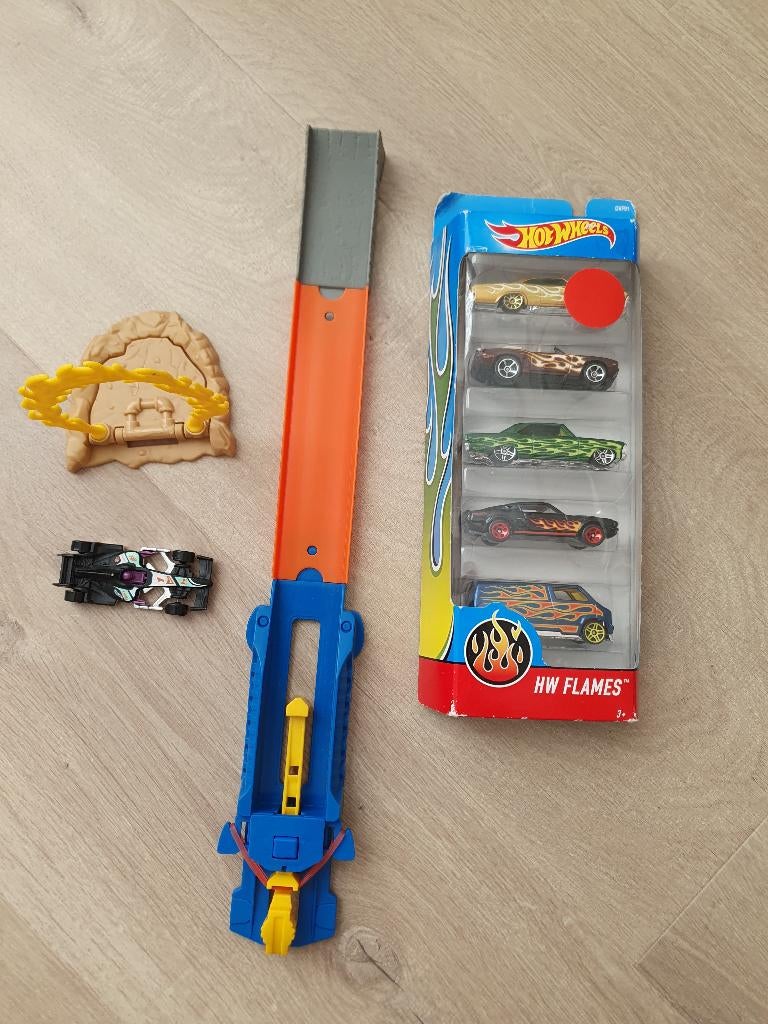 Hot Wheels 5-pack nieuw + race jump wegschiet set, Kinderen en Baby's, Speelgoed | Racebanen, Zo goed als nieuw, Onderdelen, Handmatig