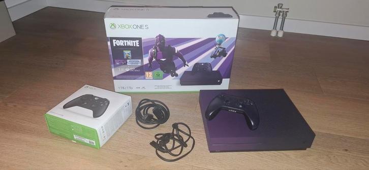 Xbox One S Fortnite Editie 1TB, Spelcomputers en Games, Spelcomputers | Xbox Original, Gebruikt, Met 2 controllers, Ophalen