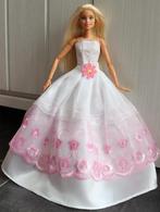 Barbie kleding nieuw - Lange jurk wit met roze en bloem, Ophalen of Verzenden, Nieuw, Barbie
