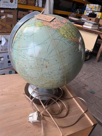 Vintage glazen wereldbol beschikbaar voor biedingen