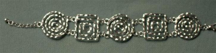 Armband – zilverkleurig Griekse symbolen, Sieraden, Tassen en Uiterlijk, Armbanden, Zo goed als nieuw, Staal, Zilver, Ophalen of Verzenden