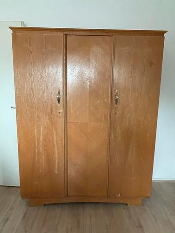 Vintage Kledingkast beschikbaar voor biedingen