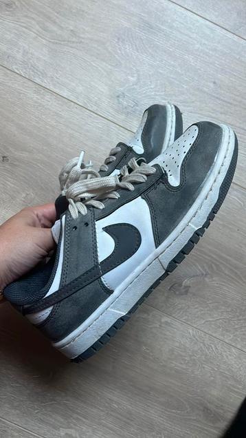 Nike sneakers beschikbaar voor biedingen