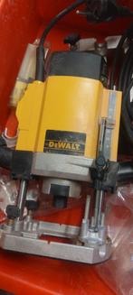 Te koop aangeboden Dewalt freesmachine met freestafeltjel, Doe-het-zelf en Verbouw, Gereedschap | Freesmachines, Ophalen, Zo goed als nieuw