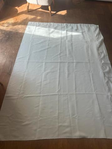 Twee off-white/gebroken wit verduisterende gordijnen. beschikbaar voor biedingen