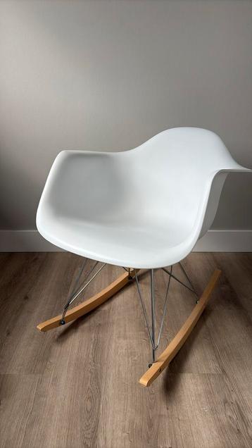 Schommelstoel wit, zithoogte 40cm! beschikbaar voor biedingen