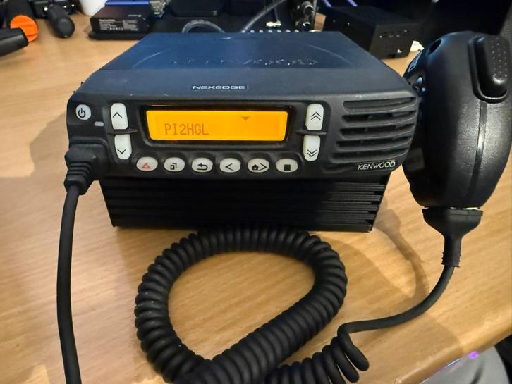 Kenwood NX-800E UHF Mobilofoon & basestand voeding, Telecommunicatie, Zenders en Ontvangers, Zo goed als nieuw, Zender en Ontvanger