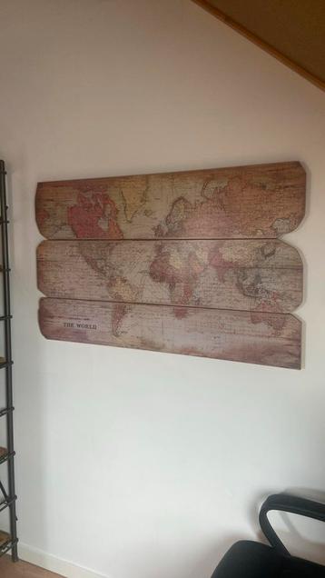 Wereldkaart van hout vintage stijl beschikbaar voor biedingen