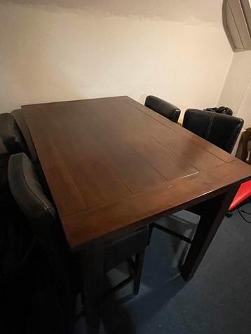 Goede eet tafel met 6 goede krukken beschikbaar voor biedingen