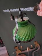 Vintage lamp met groene glazen kap, smeedijzerlook jaren ’70, Ophalen of Verzenden, Glas