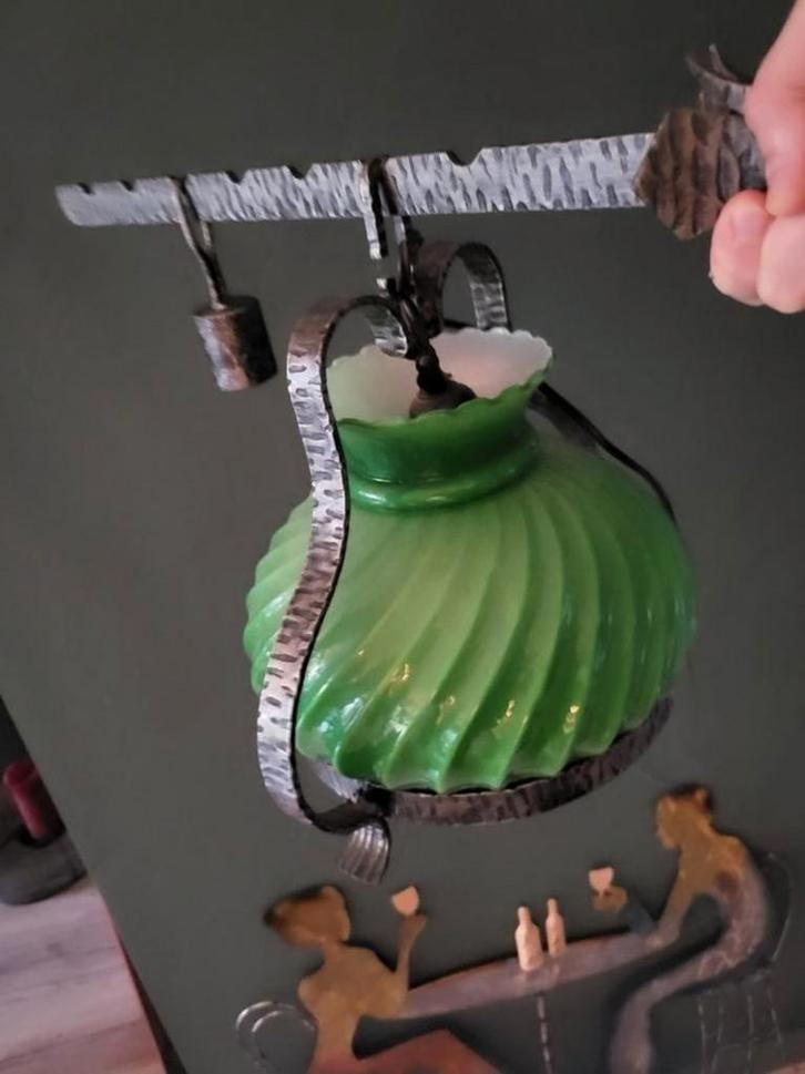 Vintage lamp met groene glazen kap, smeedijzerlook jaren ’70, Huis en Inrichting, Lampen | Wandlampen, Glas, Ophalen of Verzenden