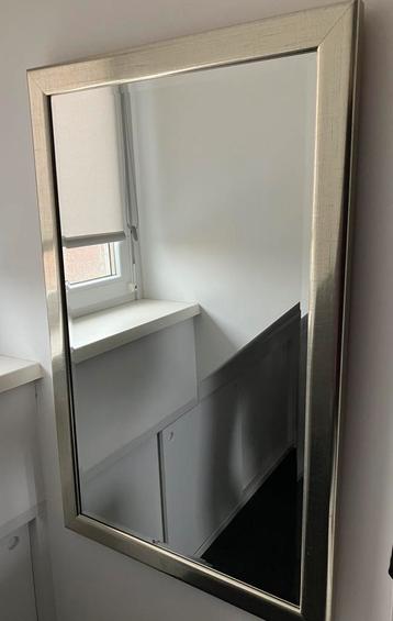 Prachtige spiegel met facet glas en zilverkleurige lijst beschikbaar voor biedingen