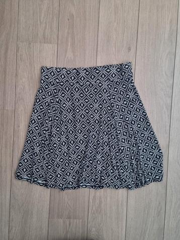 Rok rokje zwart wit mt s

 beschikbaar voor biedingen