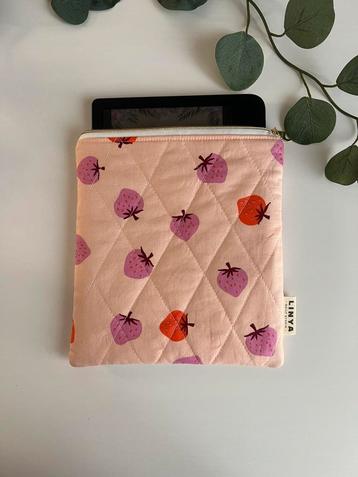 Handgemaakt e-reader hoesje 7” gequilt - Strawberry peach beschikbaar voor biedingen