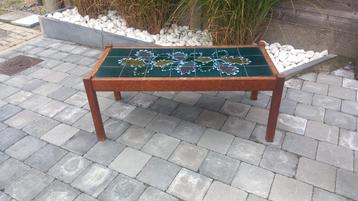Vintage tegeltafel  beschikbaar voor biedingen
