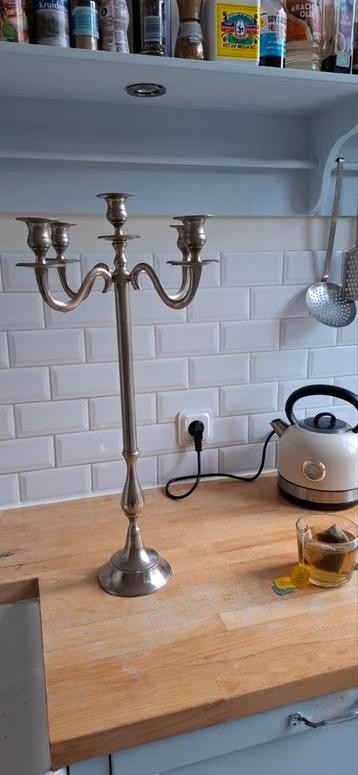 Zware kandelaar beschikbaar voor biedingen